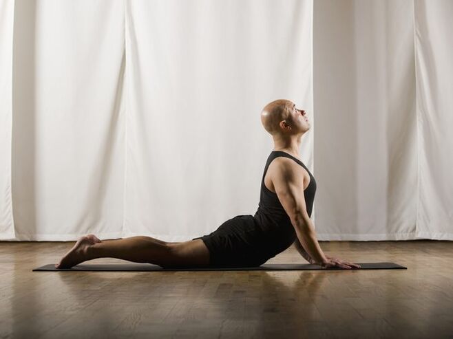 Een man met prostatitis houdt zich bezig met yoga