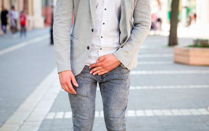 Een man maakt zich zorgen over onaangename symptomen van prostatitis