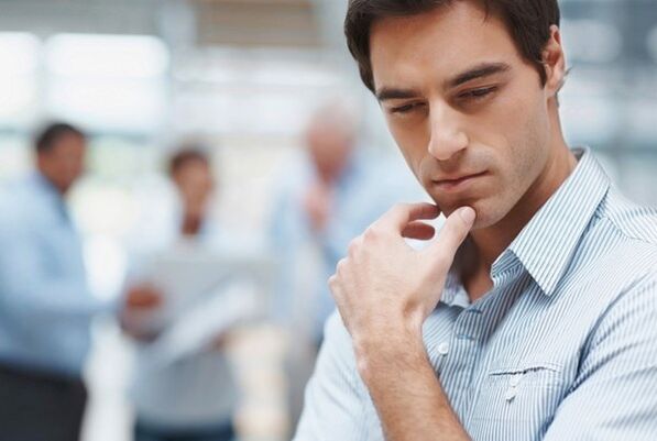 een man denkt erover om bacteriële prostatitis te behandelen