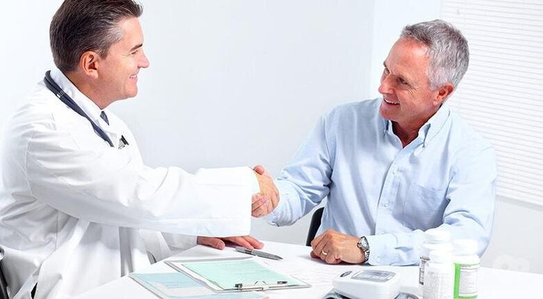 Uroloog schrijft een effectieve behandelingskuur voor prostatitis voor aan een man