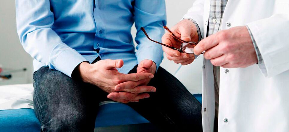 Een man met tekenen van prostatitis moet voor behandeling een uroloog raadplegen. 